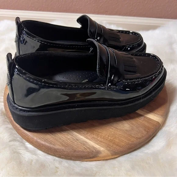 Clarks Black Patent Leather Loafers with Fringe Detail Size 6.5 - Picture 3 of 11
